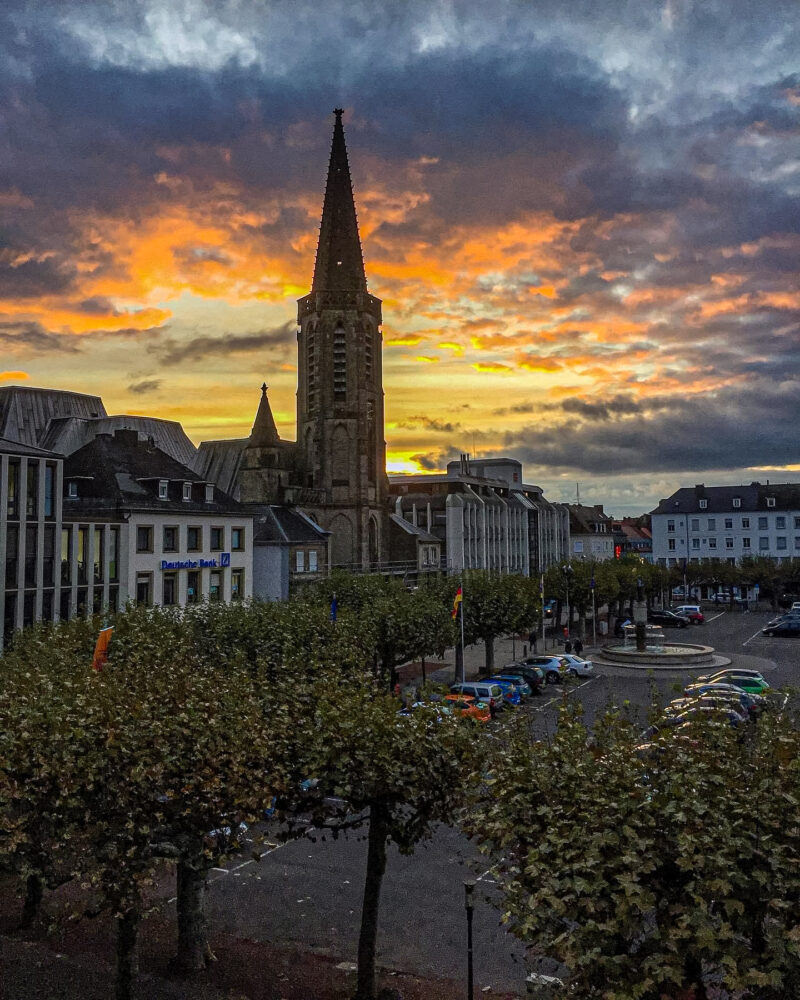 Der Turm der Kirche Sankt Ludwig im Morgenrot