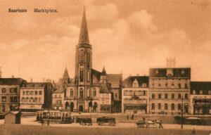 Historische Ansicht mit Rathaus, Kirche und Post (1892); Gut zu sehen, wie sich die Proportionen der ehemals zweigeschossigen Bebauung verschoben haben verschoben haben